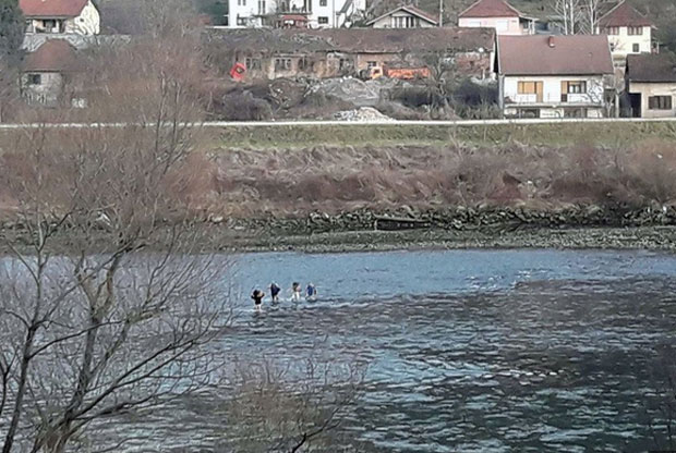 Мигранти хтели да пређу Дрину: Држали се једни за друге и штапове, али је само један успео у својој намери (ФОТО)